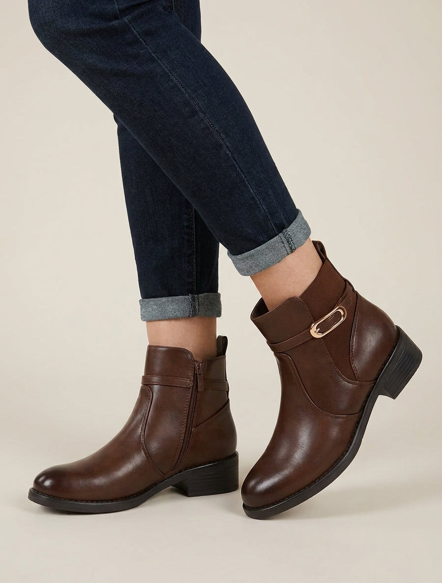 Elastische Stiefeletten aus Kunstleder mit Schnalle - Schokolade