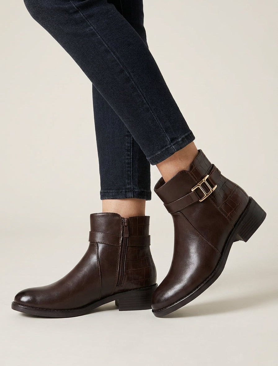 Stiefeletten mit Krokodilprägung und dekorativer Schnalle - Braun