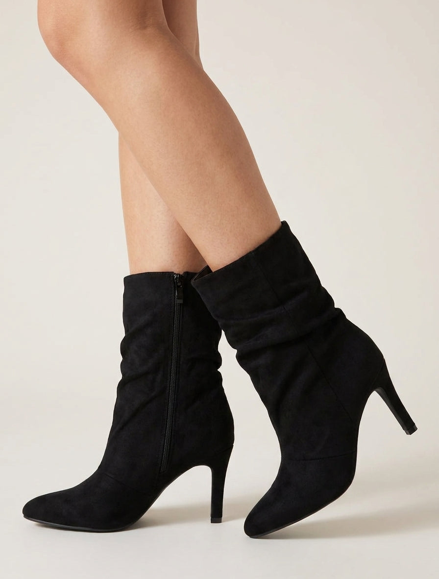 Knöchelhohe Stiefeletten aus Wildlederimitat mit Knittereffekt. - Schwarz