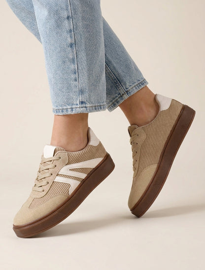 Sneaker mit Stoffeinsatz und kontrastierenden Streifen - Maulwurf