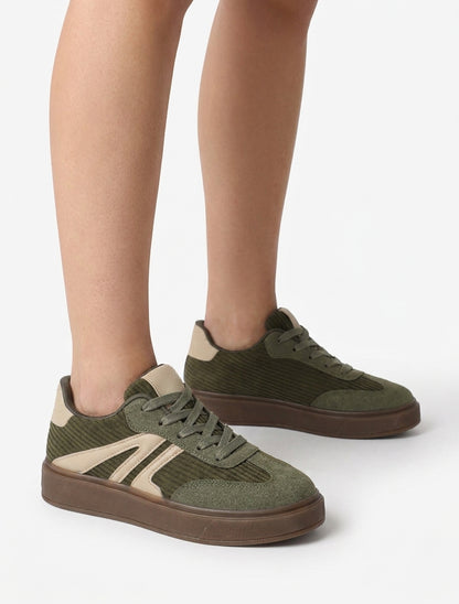 Sneaker mit Stoffeinsatz und kontrastierenden Streifen - Kaki