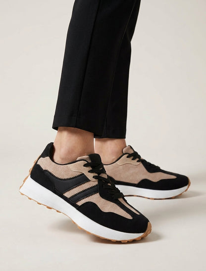 Sneaker mit Nubuk-Effekt und kontrastierenden Streifen - Schwarz