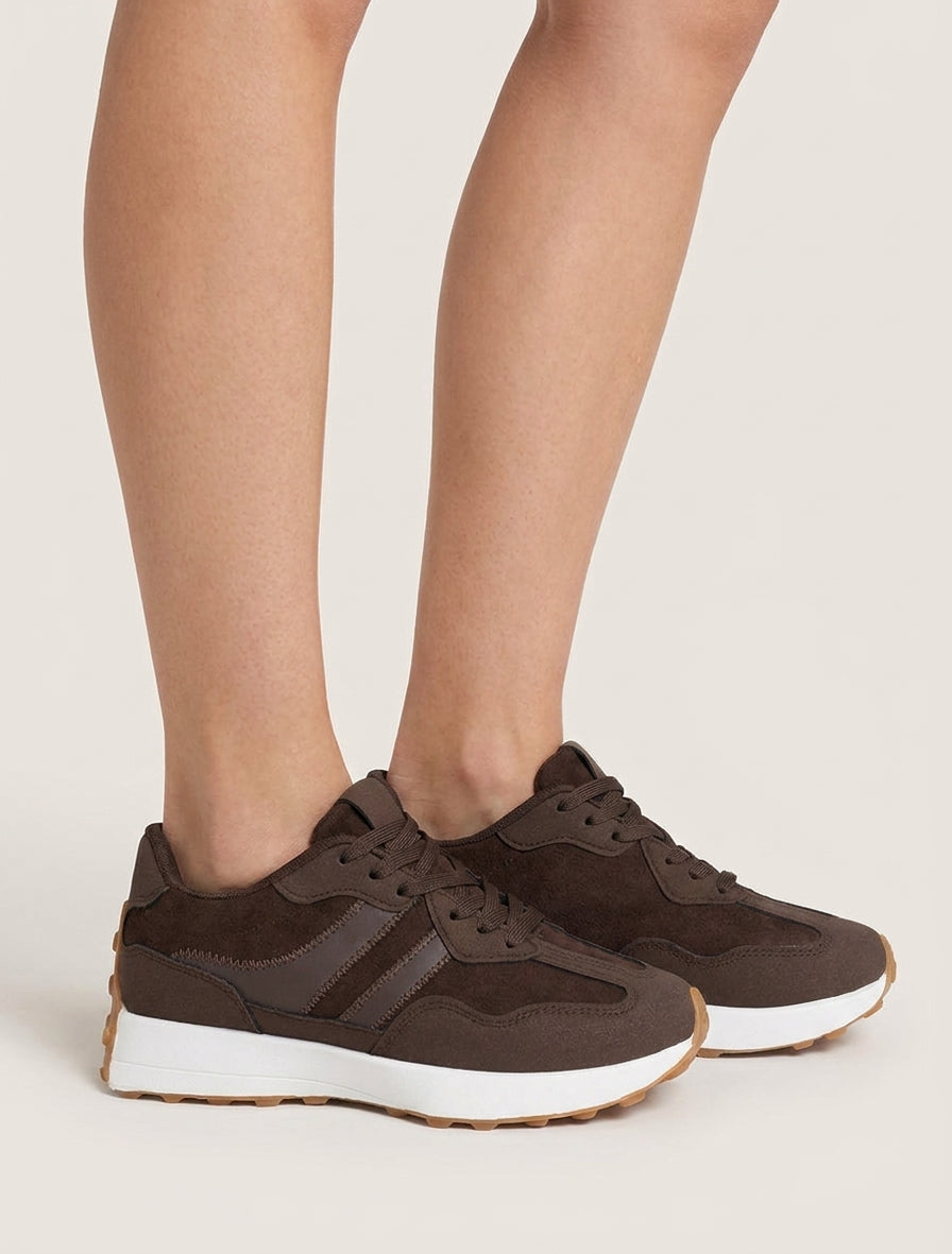 Sneaker mit Nubuk-Effekt und kontrastierenden Streifen - Braun