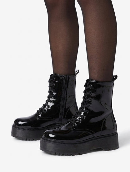 Lackierte Schnürstiefeletten - Schwarz