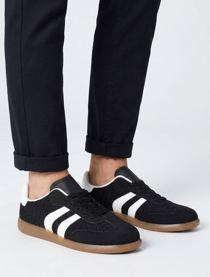 Sneaker aus Mesh mit kontrastierenden Streifen - Schwarz