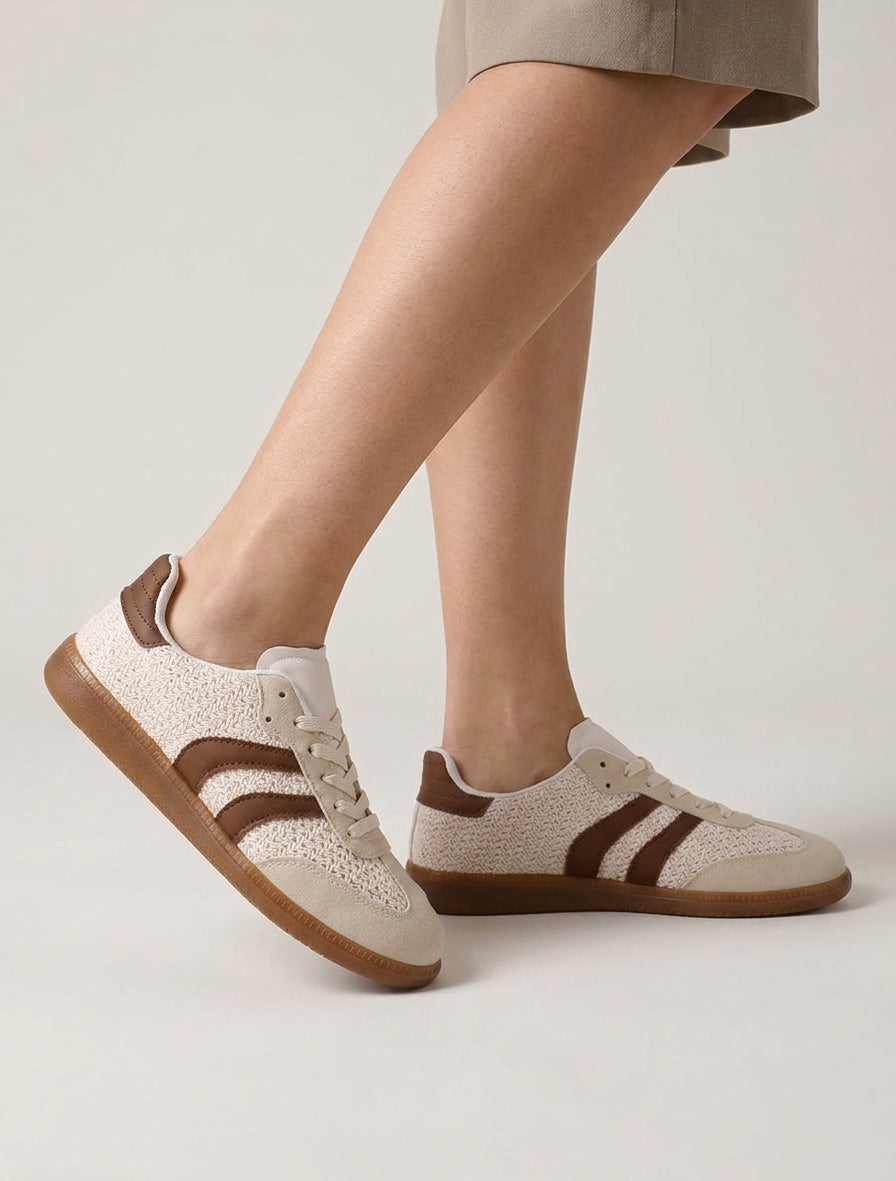 Sneaker aus Mesh mit kontrastierenden Streifen - Beige