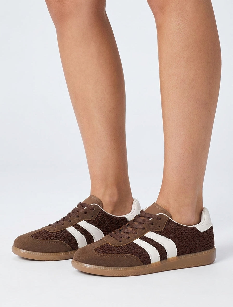 Sneaker aus Mesh mit kontrastierenden Streifen - Braun