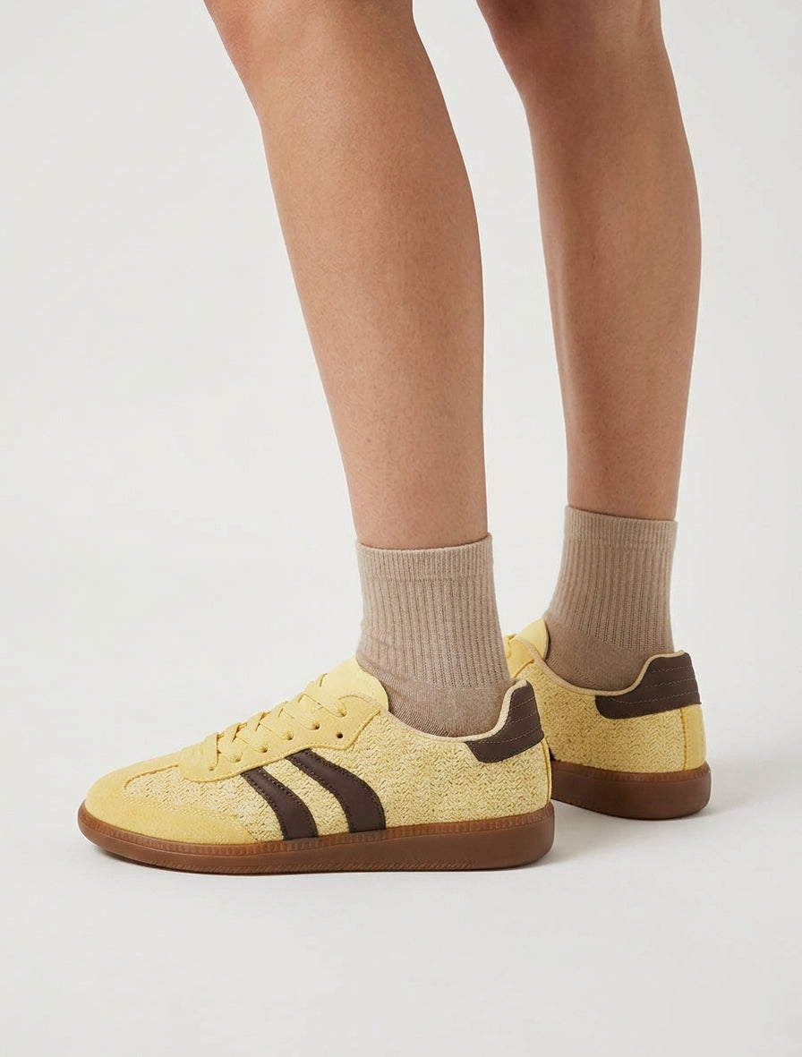 Sneaker aus Mesh mit kontrastierenden Streifen - Gelb