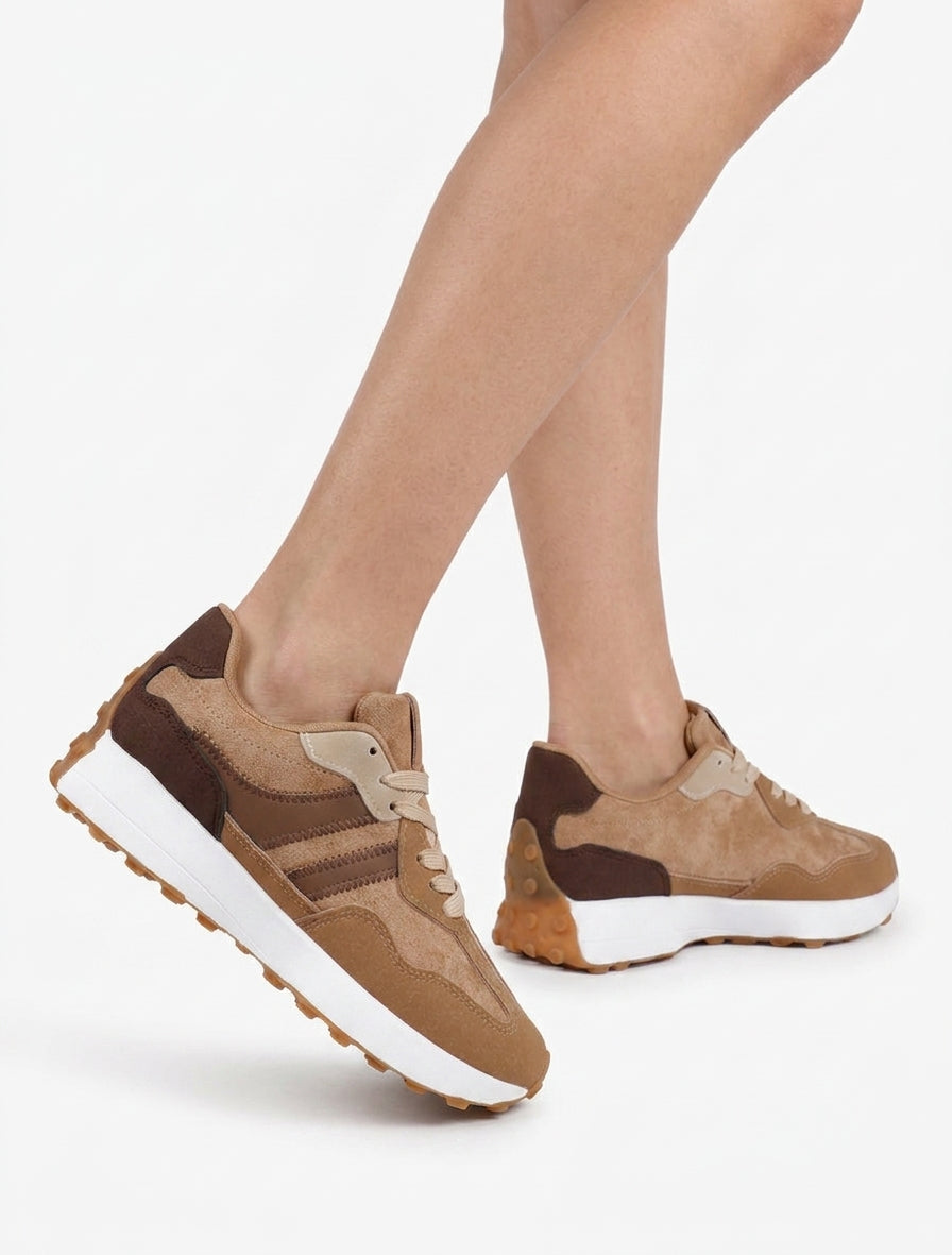 Zweifarbige und zweimaterialige Turnschuhe - Kamel