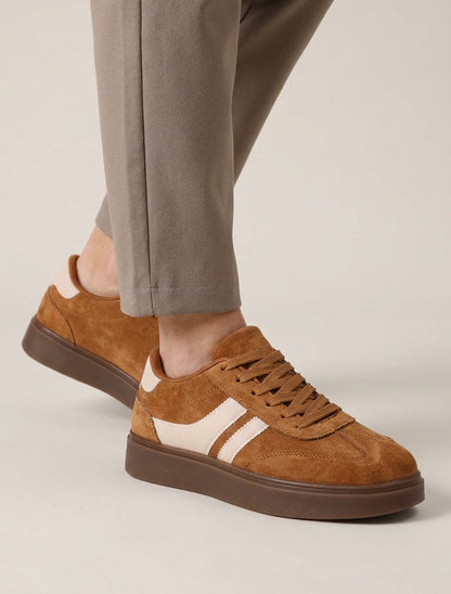 Sneaker aus Wildlederimitat mit Kunstlederstreifen - Rost