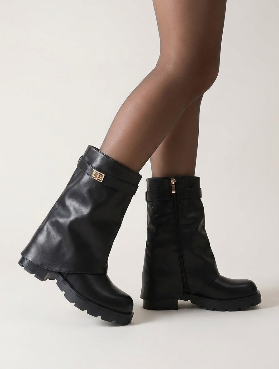 Umgestürzte Stiefeletten mit Riemen und Schmuck - Schwarz