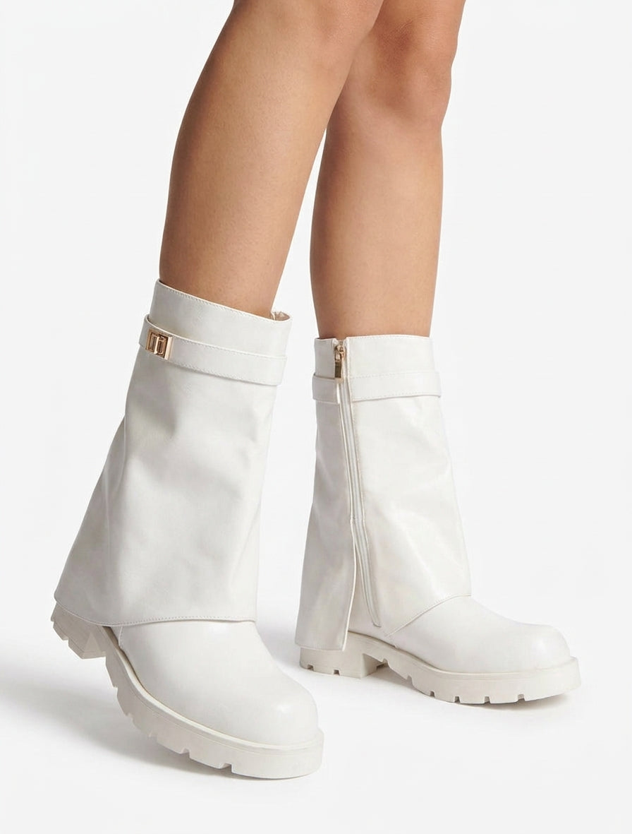 Umgestürzte Stiefeletten mit Riemen und Schmuck - Weiß