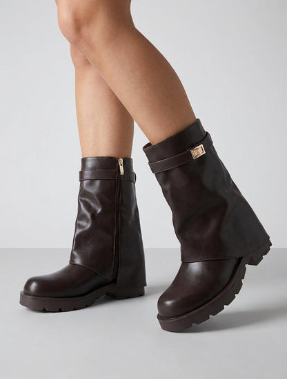 Umgestürzte Stiefeletten mit Riemen und Schmuck - Schokolade