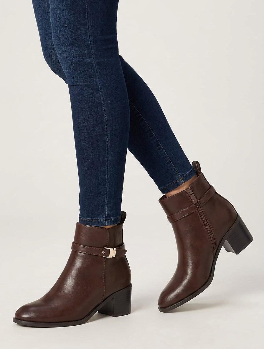 Stiefeletten mit Absatz aus Kunstleder - Braun