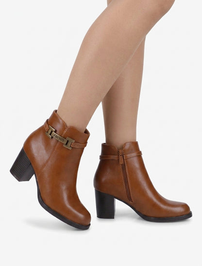 Kunstlederstiefeletten mit dekorativem Riemen - Kamel