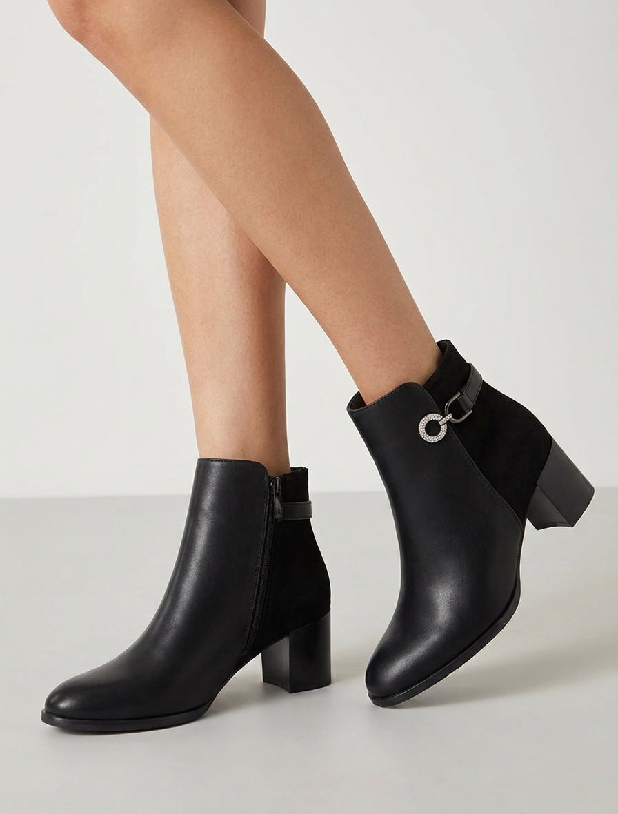 Stiefeletten aus zweierlei Material mit Strassschnalle - Schwarz