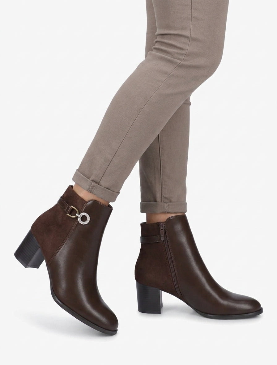 Stiefeletten aus zweierlei Material mit Strassschnalle - Braun