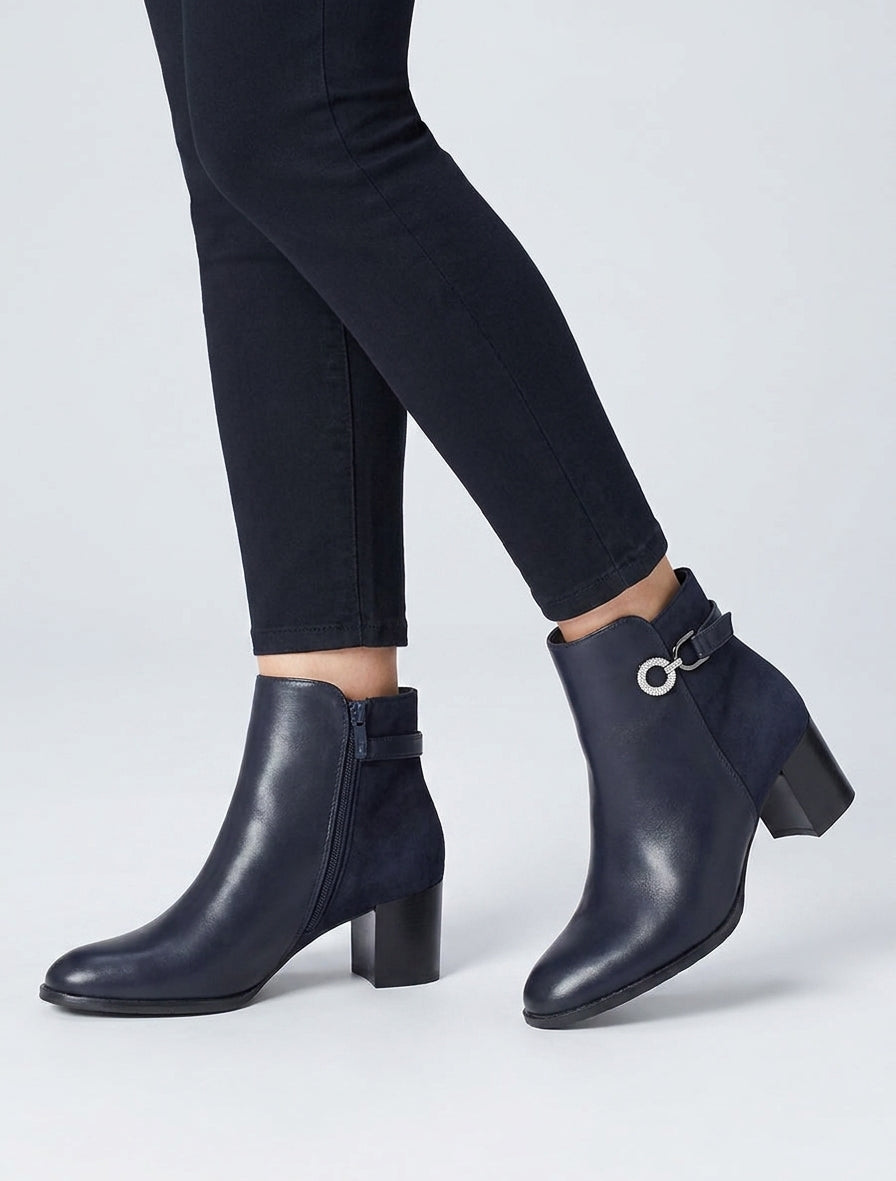 Stiefeletten aus zweierlei Material mit Strassschnalle - Marine