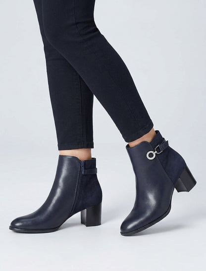 Stiefeletten aus zweierlei Material mit Strassschnalle - Marine
