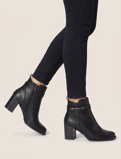 Klassische Stiefeletten aus Kunstleder - Schwarz