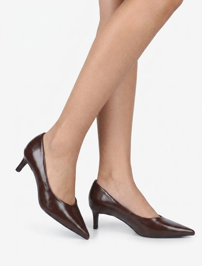 Stilettos mit spitzen Zehen und Pfennigabsätzen. - Braun