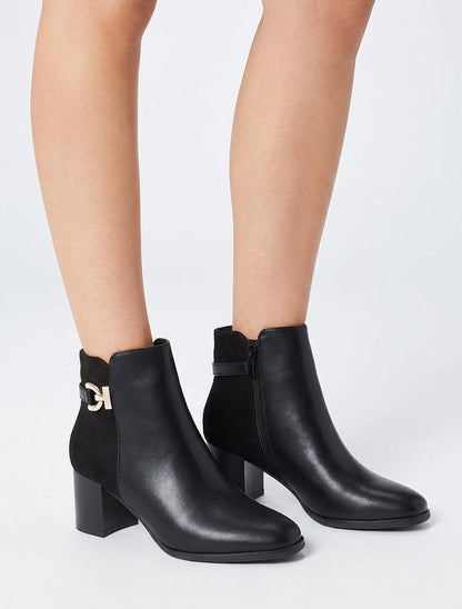 Stiefeletten aus zweierlei Material mit Strassschnalle - Schwarz