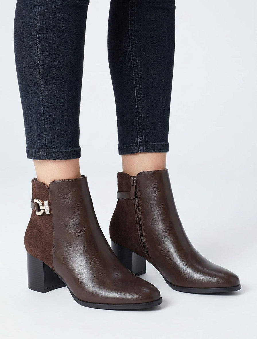Stiefeletten aus zweierlei Material mit Strassschnalle - Braun