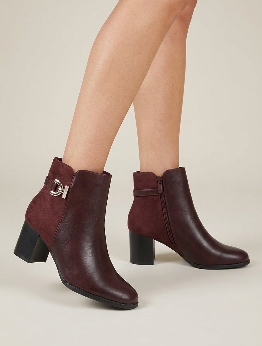Stiefeletten aus zweierlei Material mit Strassschnalle - Weinrot
