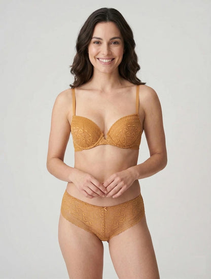 Büstenhalter- und Slip-Set mit Aussparungen und Schmuck. - Kamel