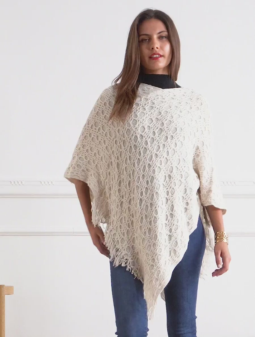Asymmetrischer einfarbiger Poncho mit Fransen - Beige
