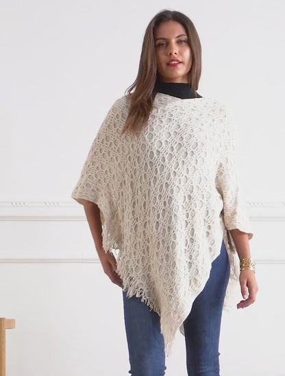 Asymmetrischer einfarbiger Poncho mit Fransen - Beige